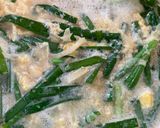 รูปขั้นตอนการทำที่ 3 ของ คลอไข่ใส่ต้นกระเทียม ขิง และหอมใหญ่🧄🥚