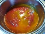 Penne rigate con tomate a la albahaca, parmesano y aceitunas