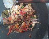 Foto langkah ke 5 dari resep Tumis Ikan Pindang Santan Pedas.