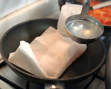 Foto del paso 2 de la receta: Salmón en papillote hecha en la sartén