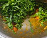 A picture of step 2 of Lasooni palak.