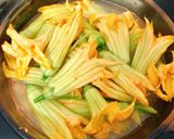 Hình bước làm 2 của món Canh Chua Tôm Bông Bí