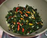 Foto langkah ke 6 dari resep Tumis Daun Pepaya Jepang.