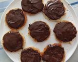 Une image de l'étape 5 de Biscuits pêche chocolat.