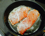 Foto langkah ke 2 dari resep Salmon steak with shoyu garlic sauce flavor.