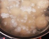 Húsgombóc paradicsommártásban főtt burgonyával recept fázis 2 fotója