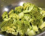 รูปขั้นตอนการทำที่ 1 ของ บรอกโคลีผัดไข่เค็ม