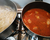 Foto del paso 4 de la receta: Fideos al huevo con alitas de pollo en salsa de tomate