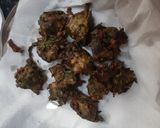हरे प्याज़ और पालक के पकौड़े (hare pyaz aur palak ke pakode recipe in Hindi) रेसिपी चरण 3 फोटो