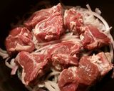 Foto del paso 6 de la receta: Lomo de cordero, con cebollas caramelizda, cirulas, pasas y crujiente de almendras