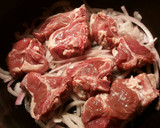 Foto del paso 6 de la receta: Lomo de cordero, con cebollas caramelizda, cirulas, pasas y crujiente de almendras