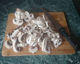 Tejszínes - mustáros csirkeragu, gombával recept fázis 3 fotója