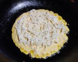 A picture of step 3 of Noodles Omelette.