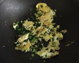 Foto langkah ke 4 dari resep Nasi goreng homey x daun seledri.