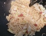 Foto langkah ke 5 dari resep Mie Goreng Cepat dan Praktis.
