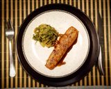 Foto del paso 5 de la receta: Salmón al horno marinado con soja y miel con tallarines de calabacín