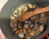 Foto del paso 3 de la receta: Merluza con langostinos y almejas
