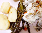 Foto del paso 5 de la receta: Doradas rellenas de verduras con espárragos y patatas