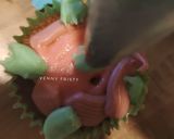 Foto langkah ke 7 dari resep Simple Cupcakes with icing vanilla flower decoration ala Venny.