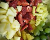 Hình bước làm 1 của món Macedonia (salad trái cây)