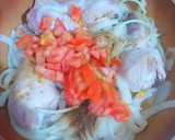 Foto del paso 4 de la receta: Muslos de pollo en salsa ligera cebollas y toque de especias