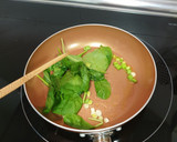 Foto del paso 3 de la receta: Tostada de tortilla fracesa con espinacas, ajo y guacamole casero