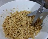 Foto langkah ke 1 dari resep Martabak Mie Mini.
