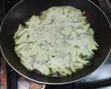 Foto langkah ke 5 dari resep Zucchini Pancake ala Pancake Korea.