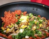 Foto langkah ke 7 dari resep Nasi Goreng Merah Devina Hermawan.