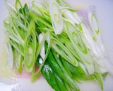 A picture of step 1 of Spicy Pork Shabu-Shabu Chilled Udon.
