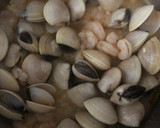 Foto del paso 2 de la receta: Sopa de merluza, gambitas y almejas