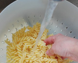 Foto del paso 3 de la receta: Ensalada de pasta con atún y cebolla morada