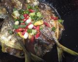 Foto langkah ke 3 dari resep Ikan Selar Kecap Pedas.