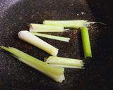 Hình bước làm 2 của món Bánh tráng chiên giòn chấm cà ri gà