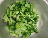 Foto langkah ke 1 dari resep Broccoli with garlic sauce.