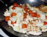 Foto del paso 3 de la receta: Fideos de zanahoria con cherry explotados y pollo al wok