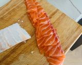 Hình bước làm 4 của món Salad bông chuối, cải mầm ngọt, và cá hồi