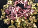 Fideuá de pluma ibérica, alcachofas y foie