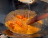 Foto langkah ke 8 dari resep Kwetiau Udang Kuah Saffron.