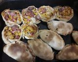 Foto del paso 2 de la receta: Empanadas de choclo y salchicha