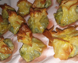 Foto del paso 4 de la receta: 🥢Saquitos de queso de cabra, espinacas y cebolla roja