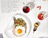 Foto langkah ke 4 dari resep Nasi Telur Ceplok dengan Scallion Oil.