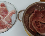 Foto del paso 4 de la receta: Chuletas de lechón con ajos tiernos, verduras y miel