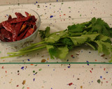 Foto del paso 7 de la receta: Aguacates rellenos de guacamole con surimi y cilantro