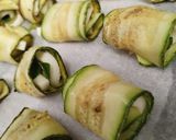 Foto del passaggio 4 della ricetta Involtini di zucchine