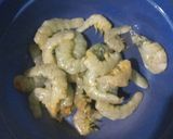 Foto langkah ke 2 dari resep Tumis brokoli udang.