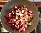 Foto del passaggio 1 della ricetta Risotto al radicchio tardivo sfumato al vino rosso