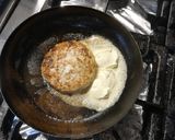 Foto del paso 5 de la receta: Hamburguesa de pollo al curry con palta, rúcula y brie
