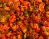 Foto del paso 2 de la receta: Empanada rápida de verduras y atún 🥒🍅
