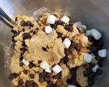 A picture of step 8 of Chocolate Chip Cookie Brownies.